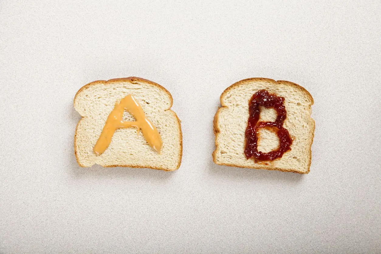 A/B test met jam en pindakaas op twee sneetjes brood