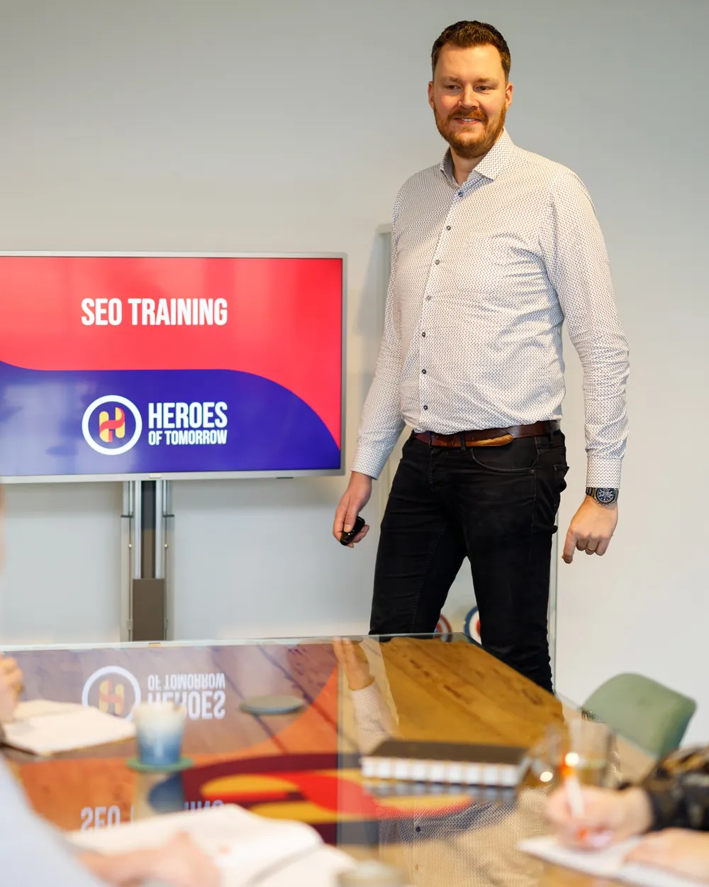 Nick presenteert een strategie aan het team
