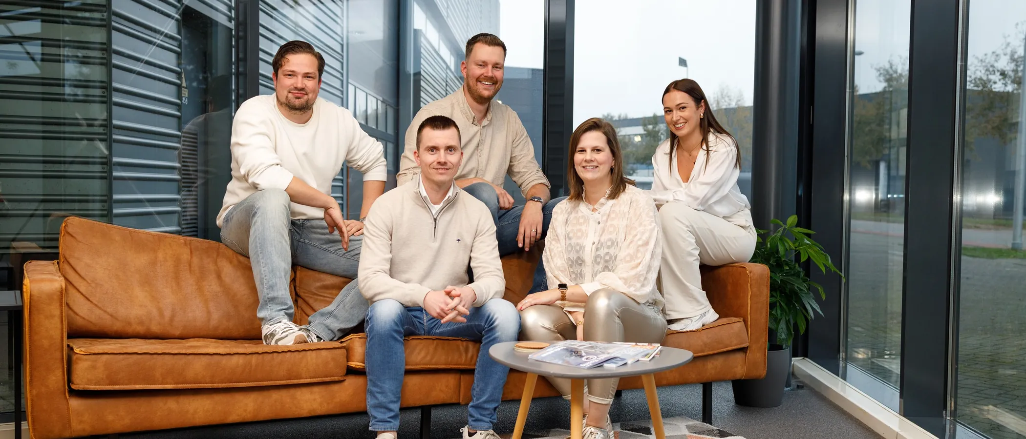 Het team van Heroes of Tomorrow op kantoor in Nieuwkuijk